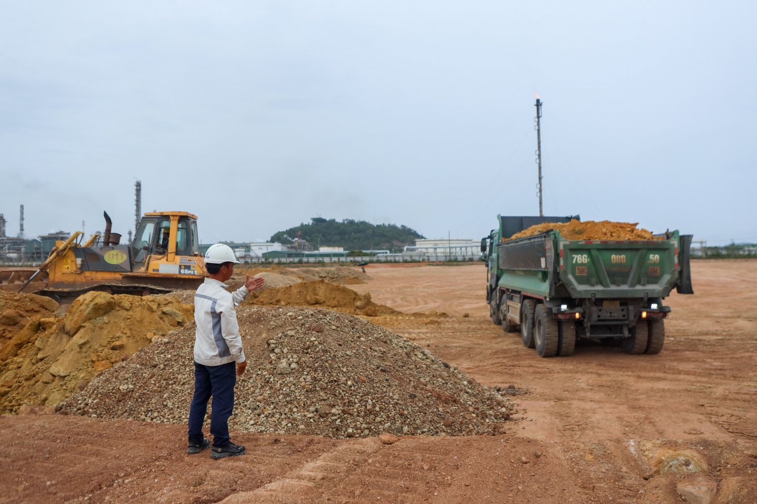 Nhân sự điều tiết các phương tiện thực hiện dự án san lấp mặt bằng.