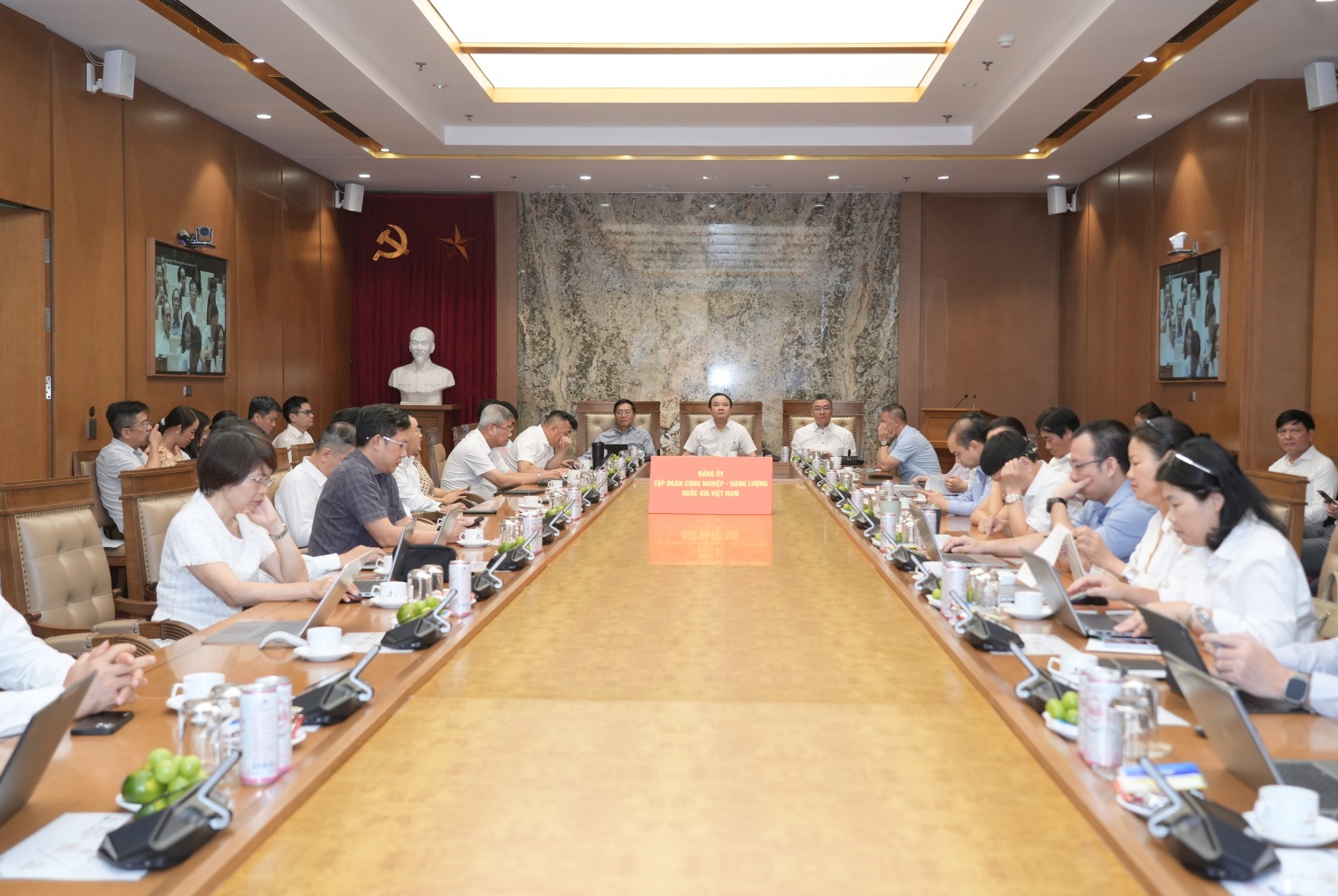 Đồng chí Lê Ngọc Sơn, Bí thư Đảng ủy, Chủ tịch HĐTV Tập đoàn; đồng chí Lê Mạnh Cường, Phó Bí thư Đảng ủy, Tổng Giám đốc Tập đoàn; đồng chí Trần Quang Dũng, Phó Bí thư thường trực Đảng ủy Tập đoàn cùng các đồng chí lãnh đạo Tập đoàn tham dự tại điểm cầu trụ sở PETROVIETNAM