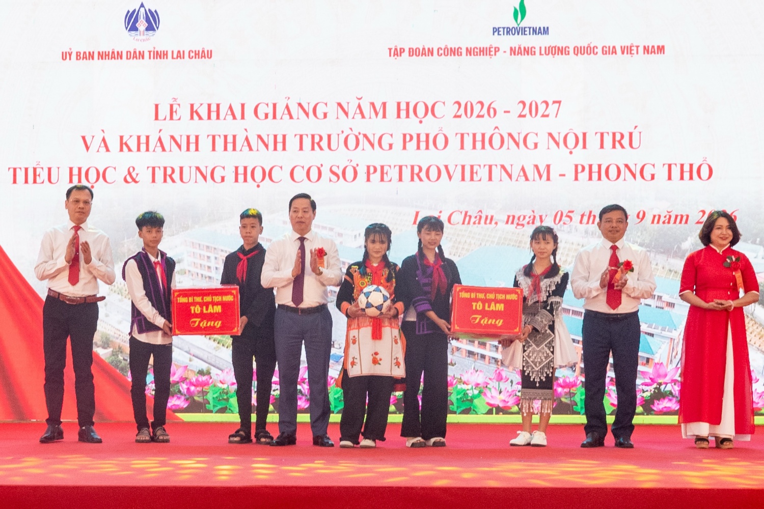 Học sinh nhà trường đón nhận 20 quả bóng thể thao do Tổng Bí thư, Chủ tịch nước Tô Lâm gửi tặng