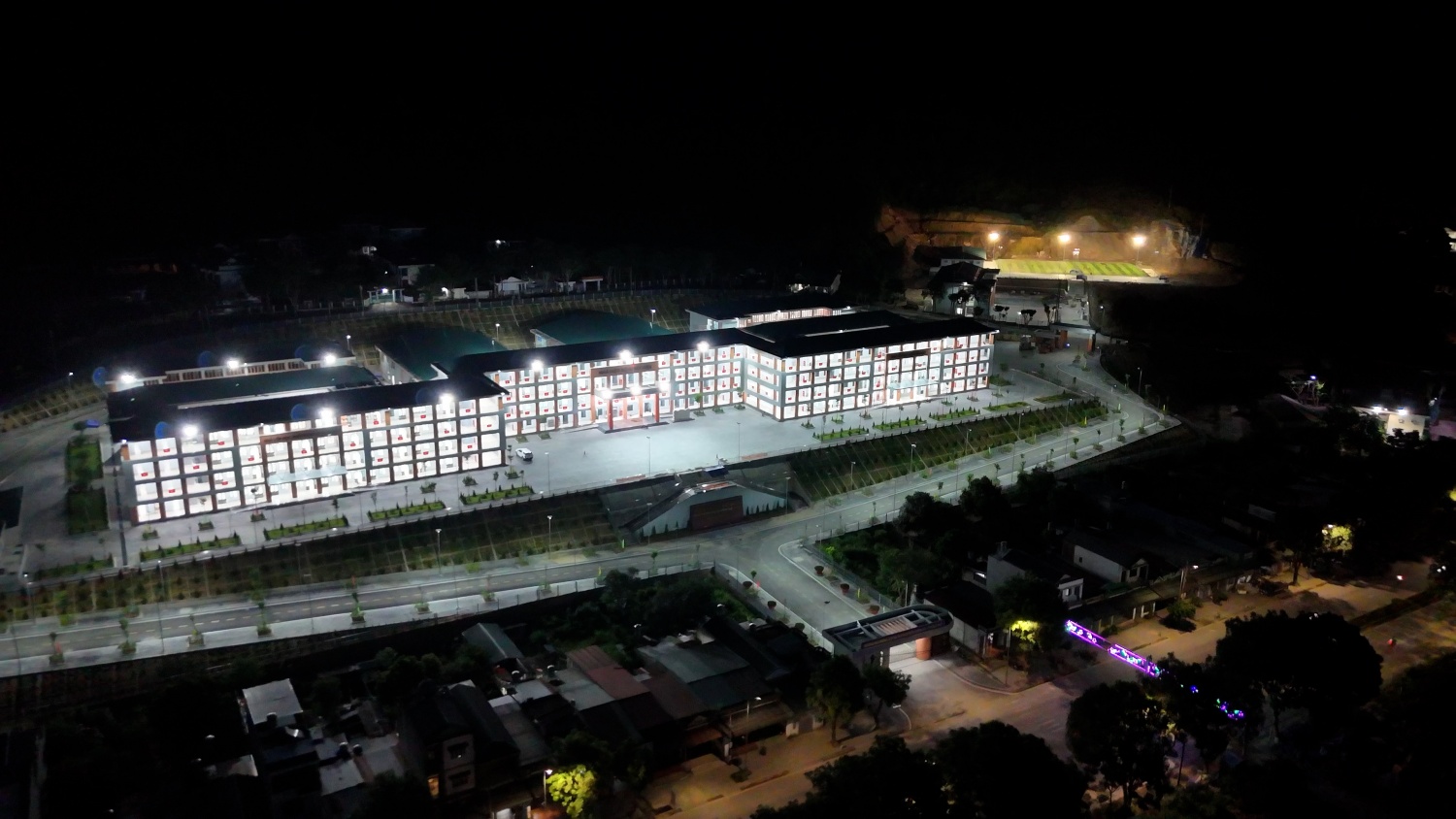 Trường Phổ thông nội trú Tiểu học và THCS PETROVIETNAM - Phong Thổ bừng sáng trong đêm.