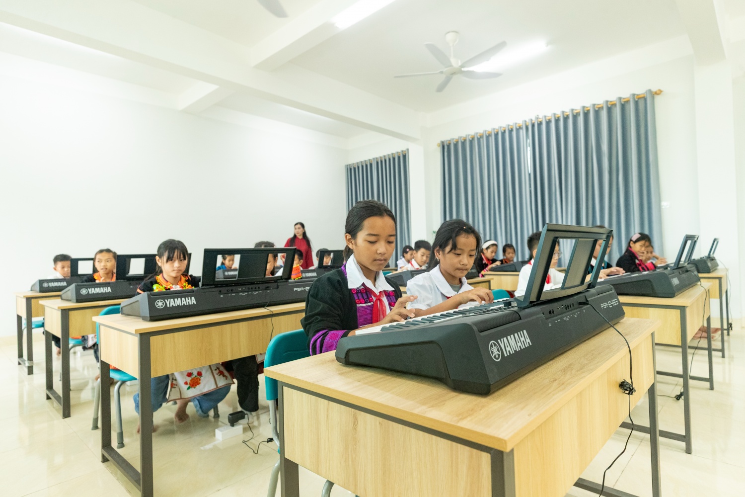 Các em học sinh trong phòng học Âm nhạc của Trường Phổ thông Nội trú TH&THCS PETROVIETNAM - Phong Thổ.