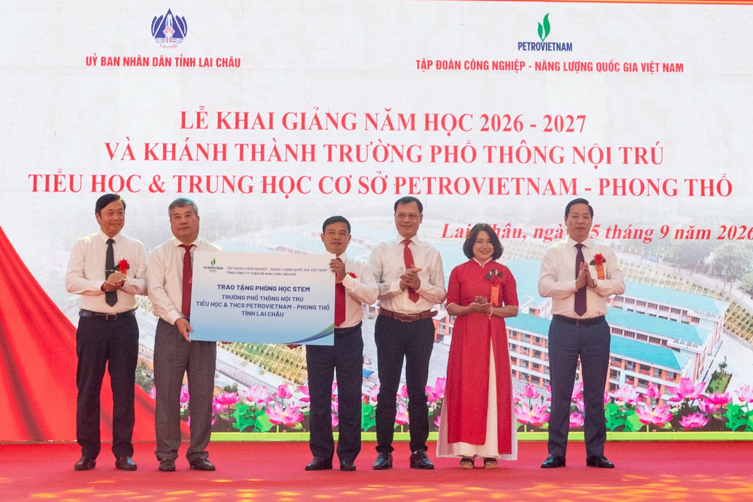 Phó Tổng Giám đốc PETROVIETNAM Đỗ Chí Thanh đại diện Tập đoàn trao tặng phòng học STEM cho Trường PETROVIETNAM - Phong Thổ.