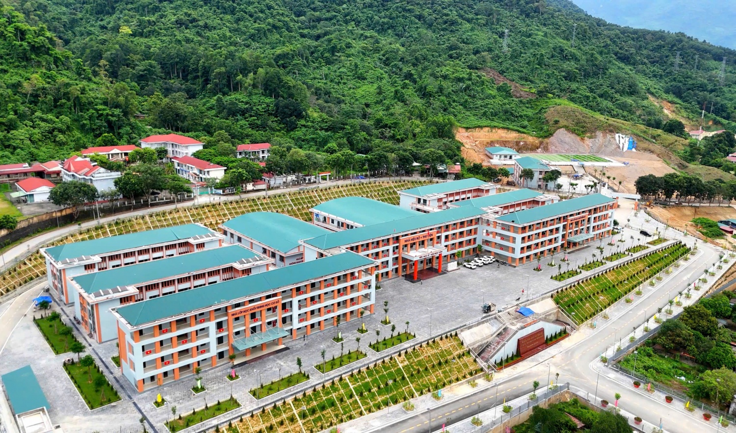 Sau hơn một năm khẩn trương thi công, Trường Phổ thông Nội trú TH & THCS PETROVIETNAM - Phong Thổ đã cơ bản hoàn thiện đồng bộ.