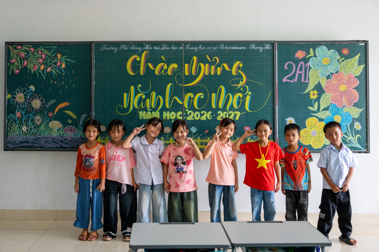 Các em học sinh Trường Phổ thông Nội trú TH & THCS PETROVIETNAM - Phong Thổ háo hức trước lễ khai giảng năm học mới.