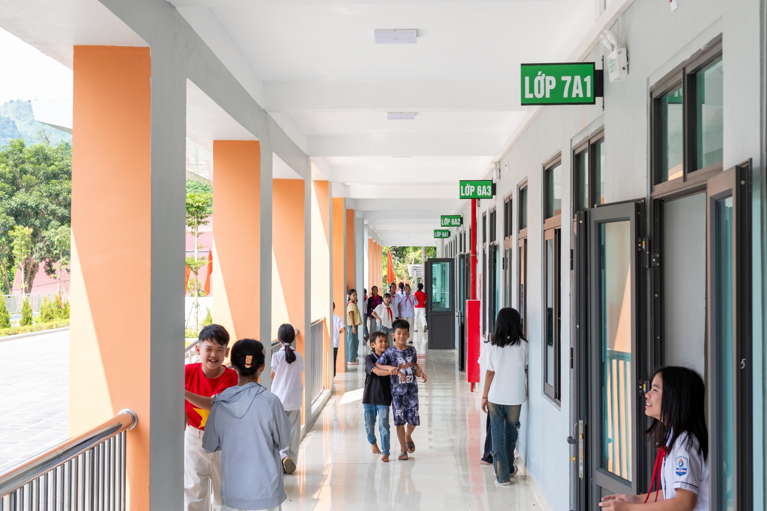 Các em học sinh Trường Phổ thông Nội trú TH & THCS PETROVIETNAM - Phong Thổ háo hức trước lễ khai giảng năm học mới.