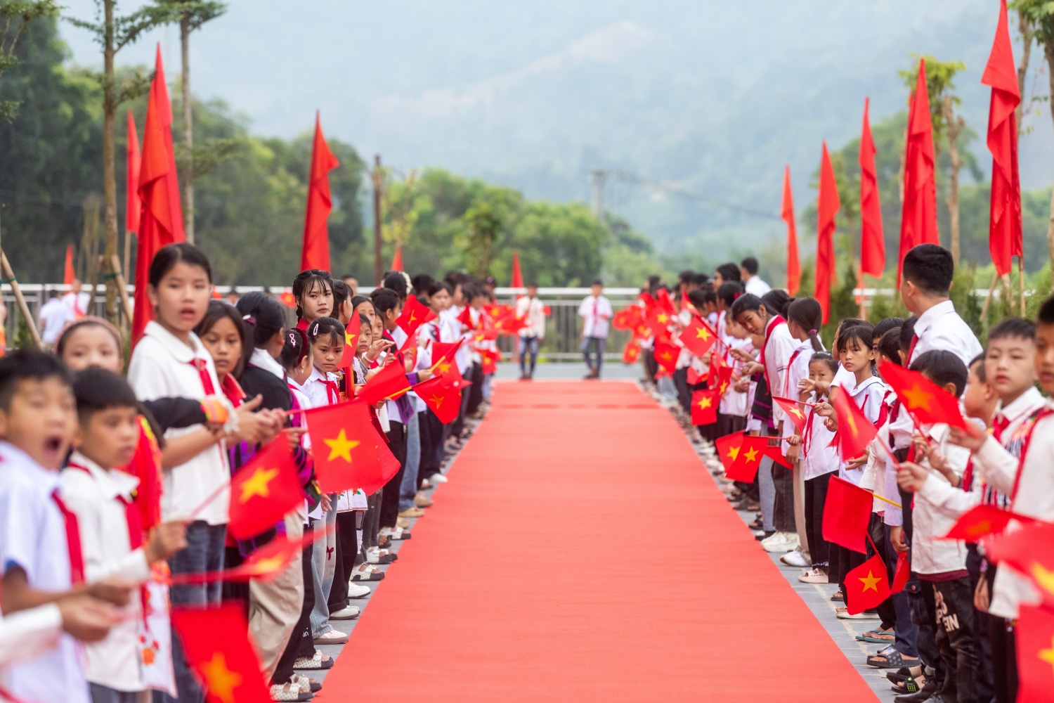 Học sinh Trường Phổ thông Nội trú Tiểu học và Trung học cơ sở PETROVIETNAM - Phong Thổ náo nức tham gia lễ Khai giảng.
