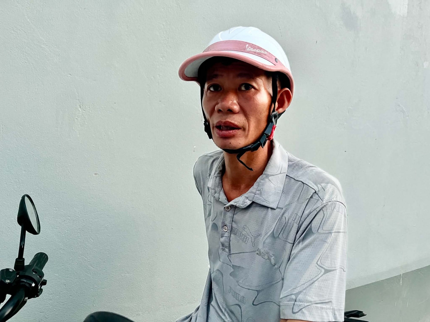 Anh Lò Văn Trường: “Nhìn con hôm nay được học trong phòng học mới, có chỗ ăn, chỗ ngủ sạch sẽ, an toàn, tôi mừng lắm”.