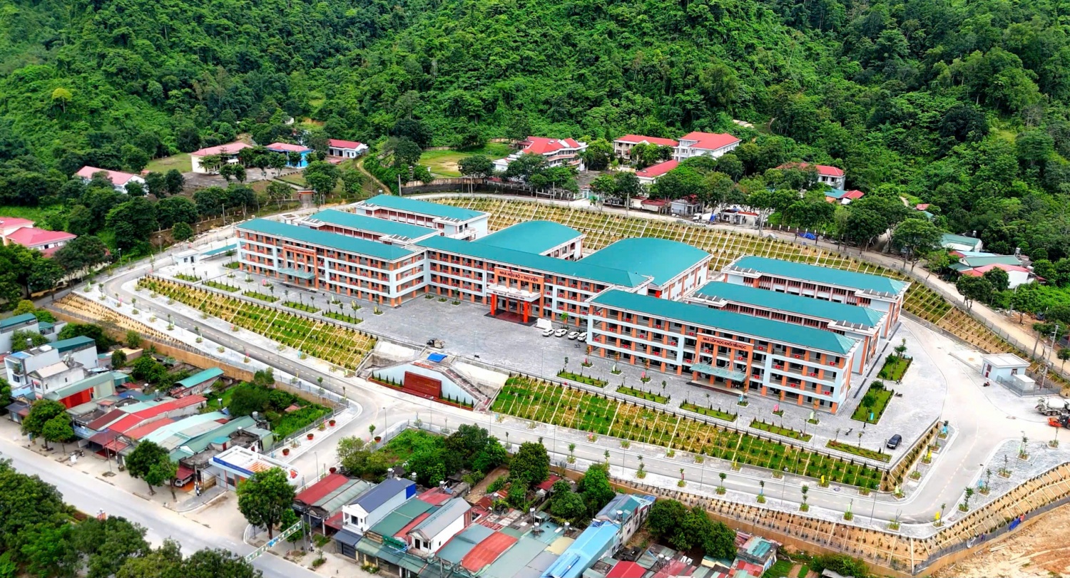 Trường Phổ thông nội trú Tiểu học và Trung học cơ sở PETROVIETNAM - Phong Thổ là chương trình đầu tư cơ sở vật chất mang ý nghĩa lâu dài đối với nâng cao dân trí, phát triển nguồn nhân lực, cải thiện đời sống đồng bào và củng cố sự vững mạnh của vùng biên cương Tổ quốc.