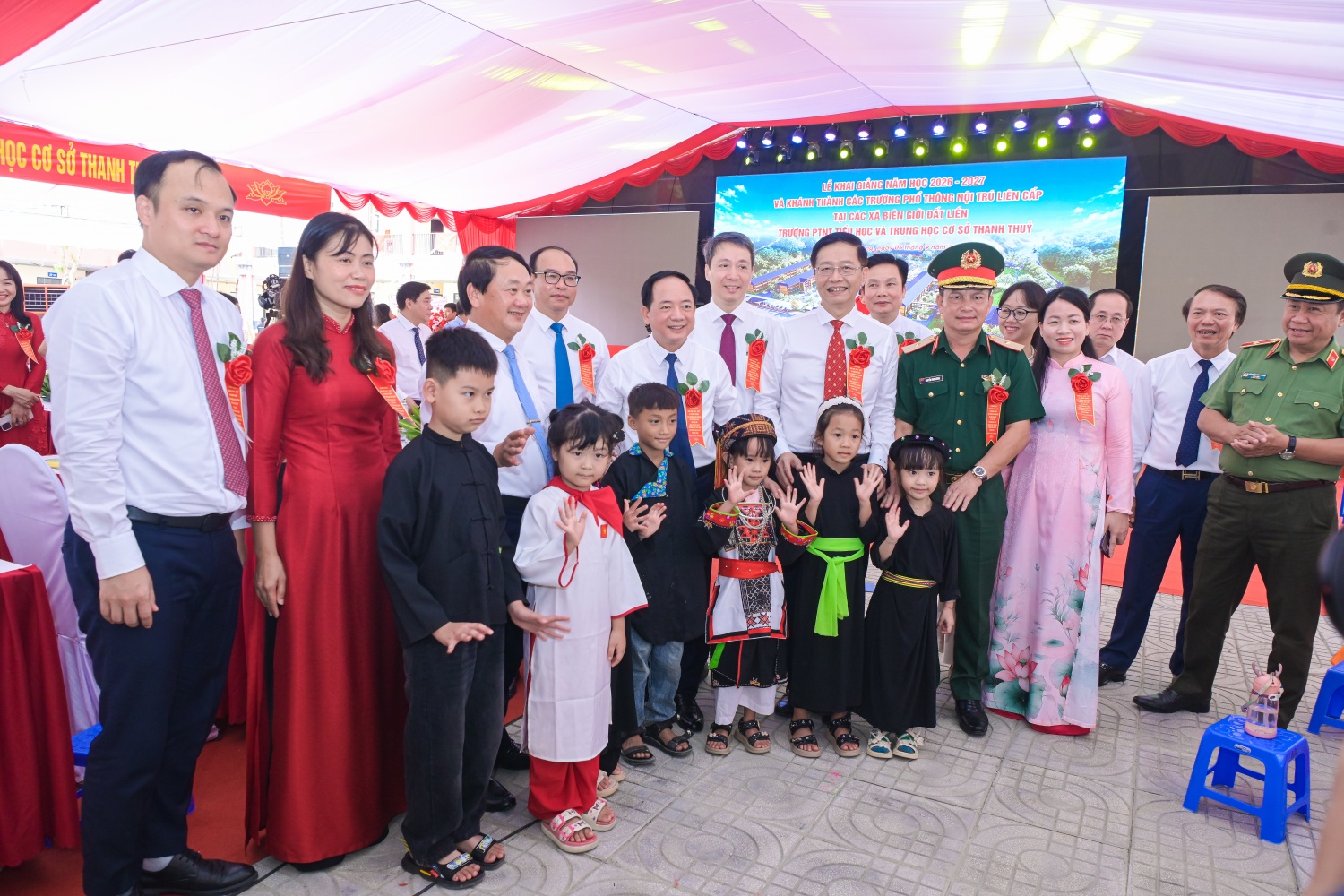 Các đại biểu dự lễ khai giảng năm học mới tại Trường Phổ thông nội trú Tiểu học và THCS Thanh Thủy.