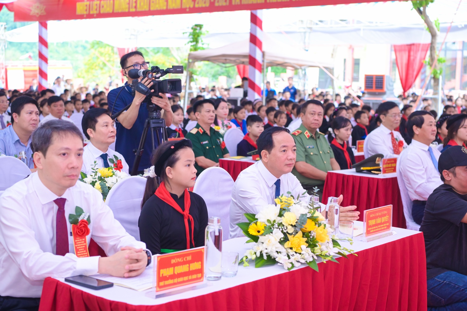 Đồng chí Trịnh Văn Quyết, Ủy viên Bộ Chính trị, Bí thư Trung ương Đảng, Trưởng Ban Tuyên giáo Trung ương và đồng chí Phạm Quang Hưng, Thứ trưởng Bộ Giáo dục và Đào tạo dự lễ khai giảng