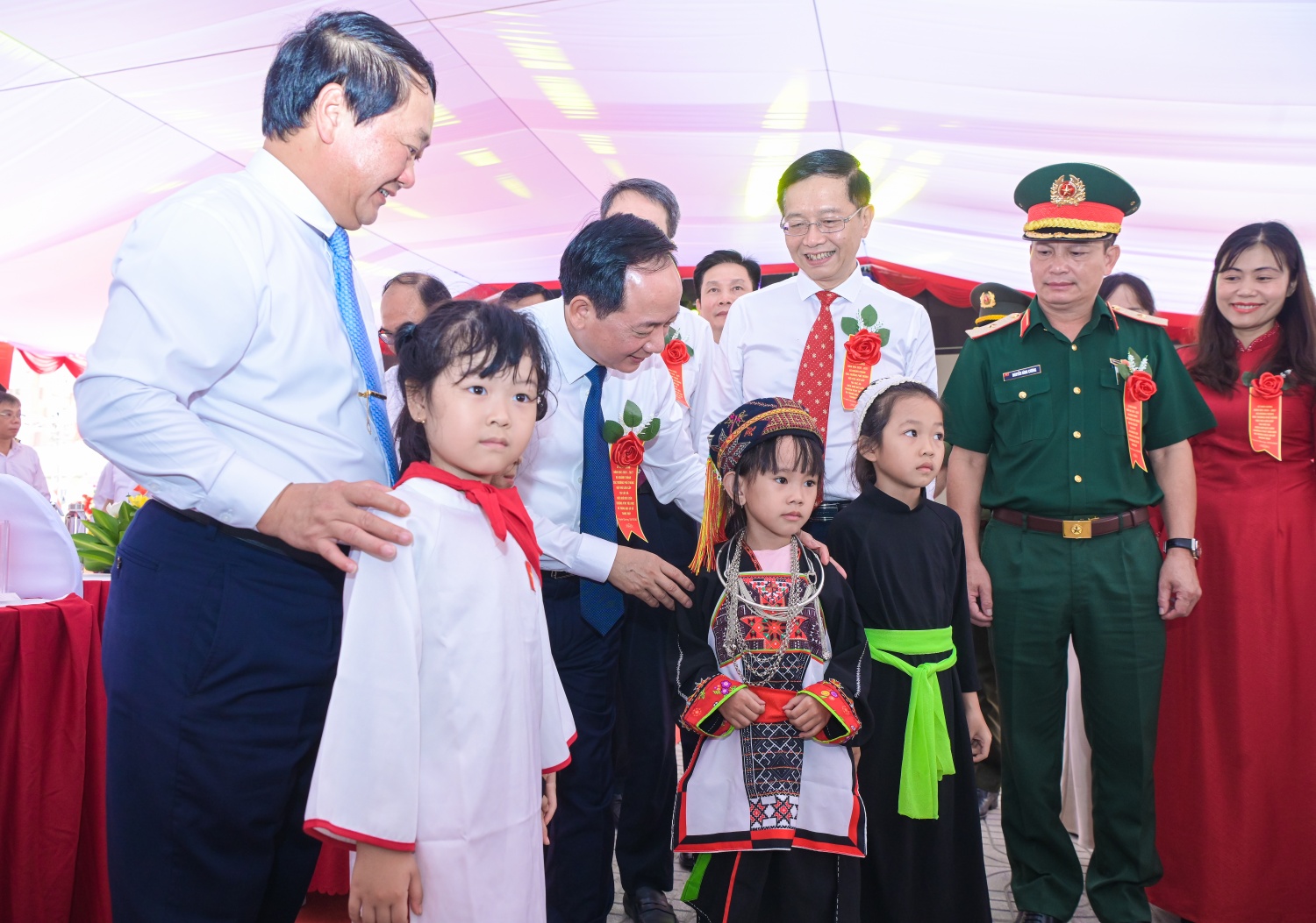 Các đại biểu thăm hỏi, động viên học sinh vùng biên, tiếp thêm niềm vui và động lực cho các em trong ngày khai giảng năm học mới.