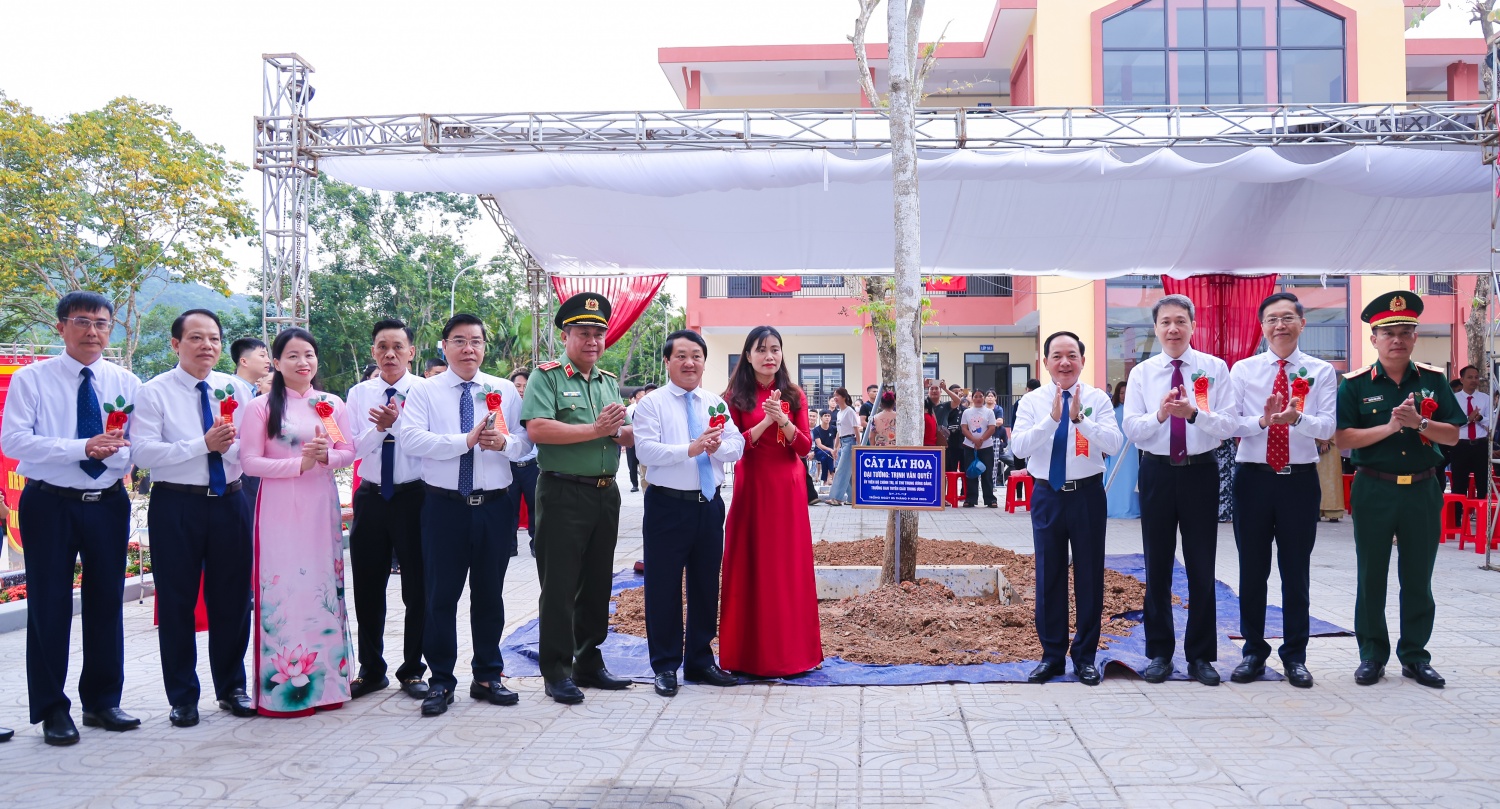 Các đại biểu trồng cây lưu niệm tại Trường Phổ thông nội trú Tiểu học và THCS Thanh Thủy.