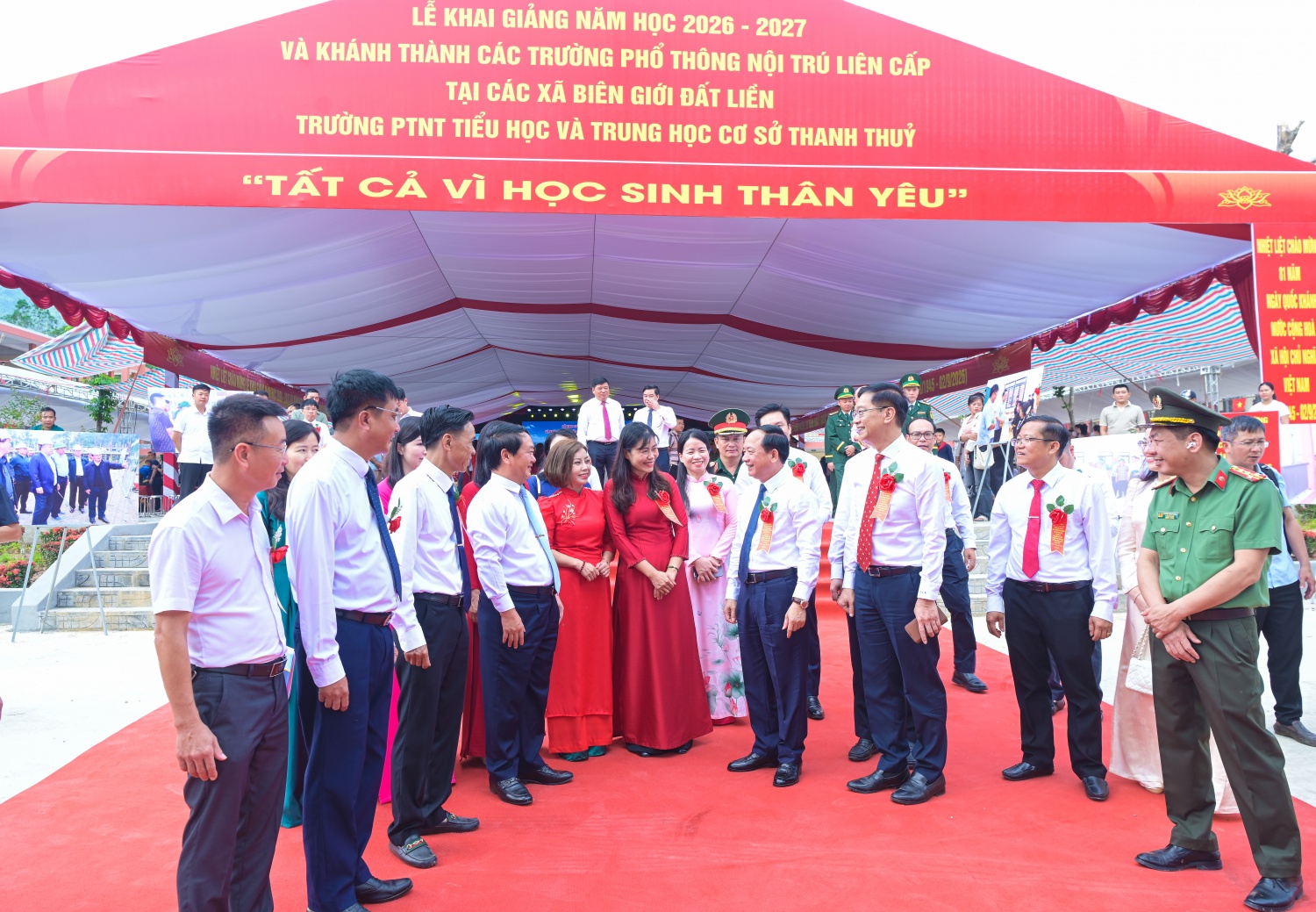 Các đại biểu trao đổi về công tác dạy và học với thầy cô Trường Phổ thông nội trú Tiểu học và THCS Thanh Thủy.