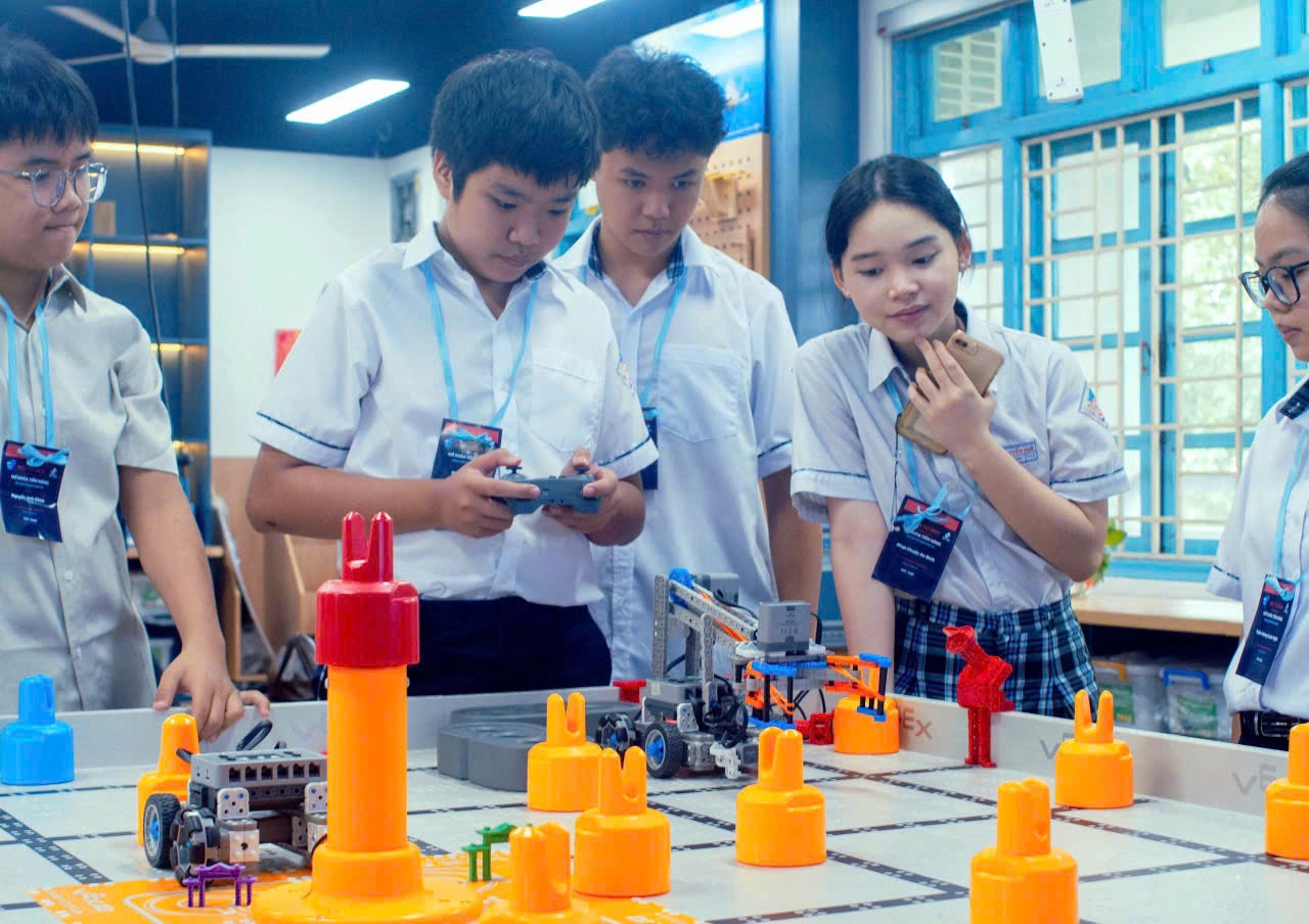 Mỗi phòng học được xây dựng, mỗi giáo viên được tập huấn, mỗi học sinh được khơi dậy niềm đam mê khoa học. Trong ảnh: Học sinh Trường THPT Nguyễn Huệ (TP Huế) thực hành với các thiết bị trong phòng STEM.