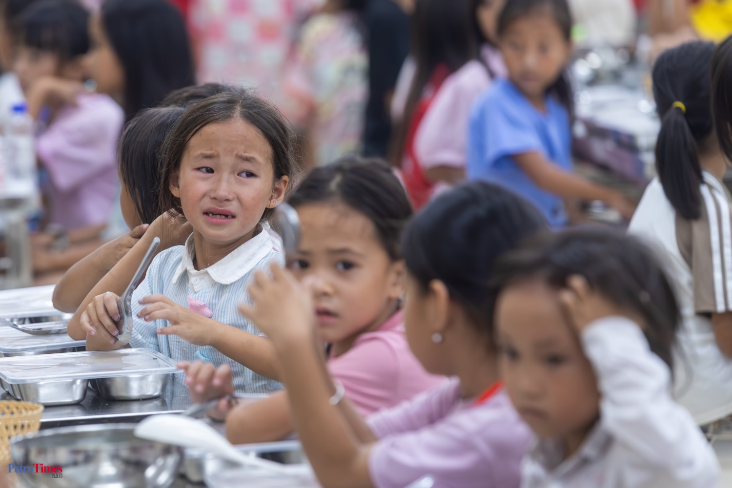 Nhiều em còn quá nhỏ (khoảng 6 tuổi) lần đầu xa gia đình sẽ hay khóc nhớ nhà, đòi về. Lúc này cô Hường và các thầy cô giáo sẽ dỗ dành, thậm chí xúc cho các em đồng thời động viên các em bằng nhiều biện pháp khác.