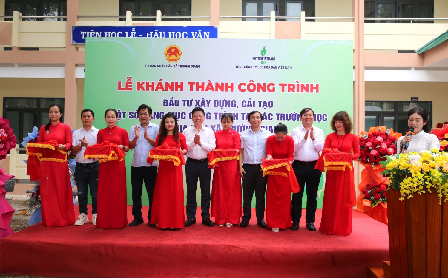Đại biểu cắt băng khánh thành các hạng mục công trình tại 3 điểm trường trọng điểm của xã Trường Giang, tỉnh Quảng Ngãi.
