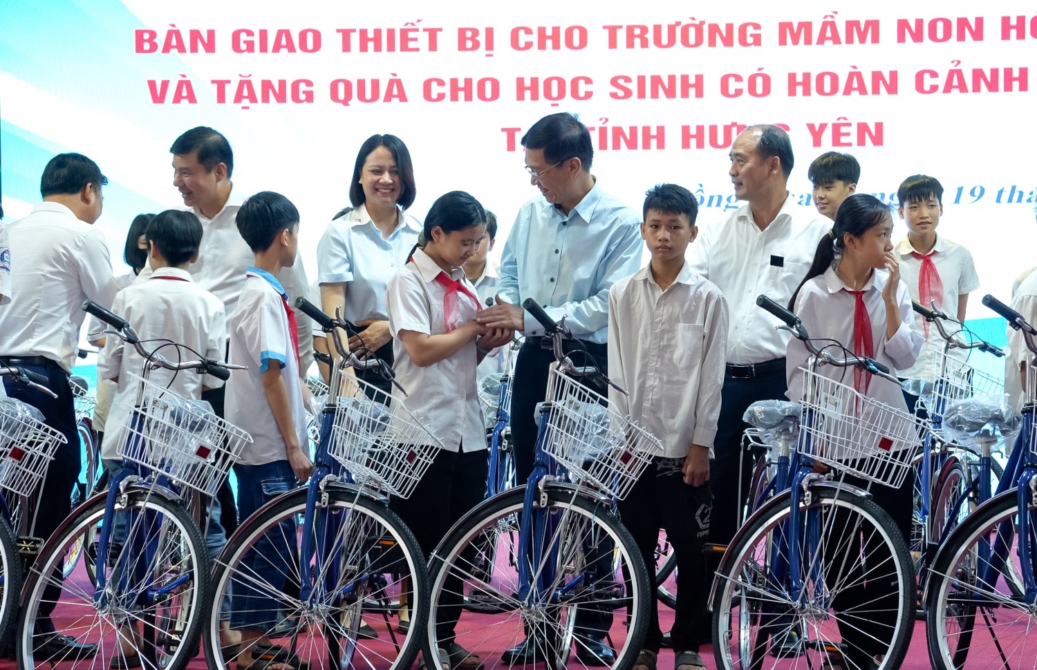 Phó Bí thư Thường trực Đảng ủy PETROVIETNAM Trần Quang Dũng cùng các đại biểu trao tặng xe đạp cho các em học sinh có hoàn cảnh đặc biệt, đạt thành tích cao trong học tập tại xã Hồng Quang, tỉnh Hưng Yên.