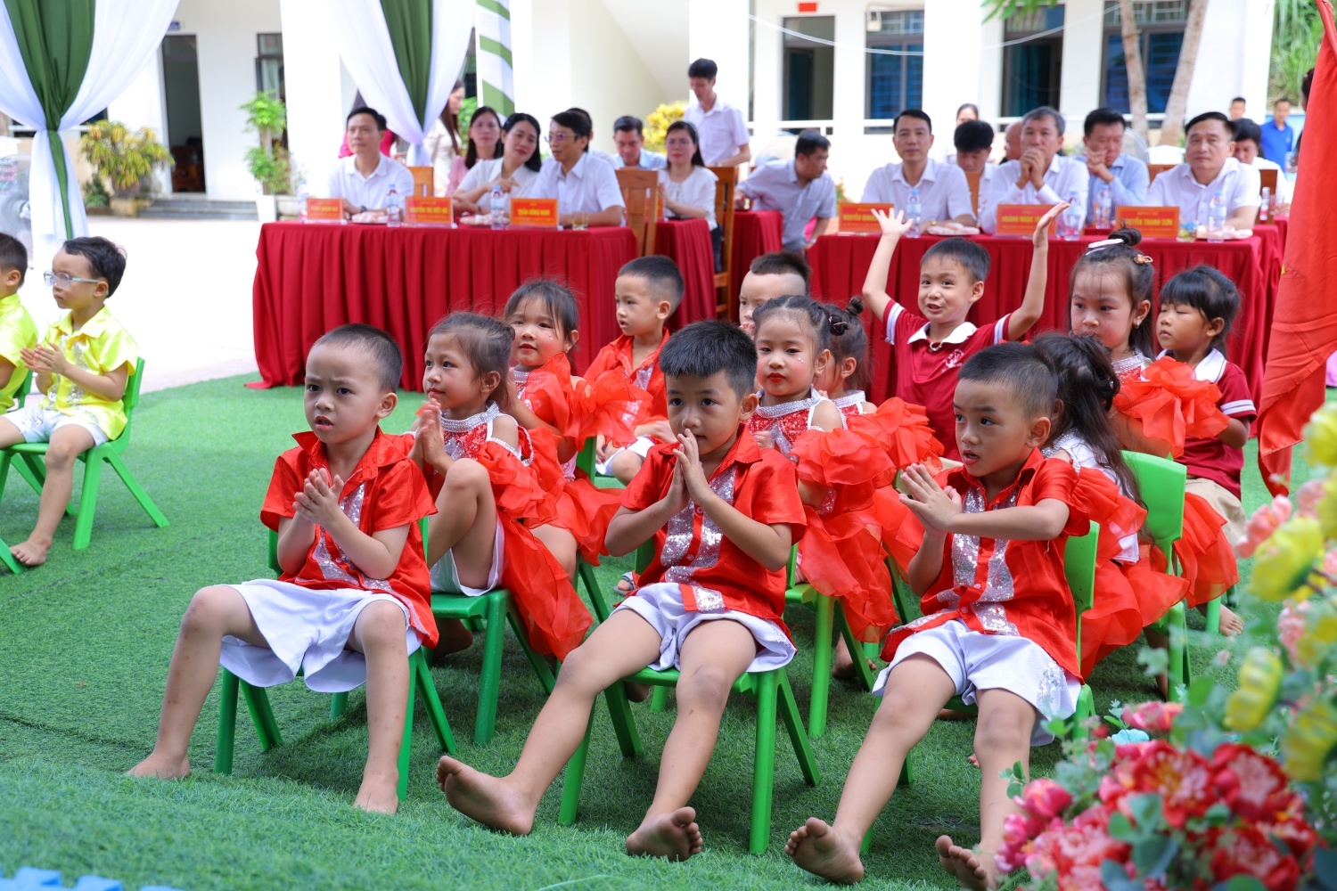 Niềm vui ngập tràn trong ánh mắt các em học sinh tại những ngôi trường mới.
