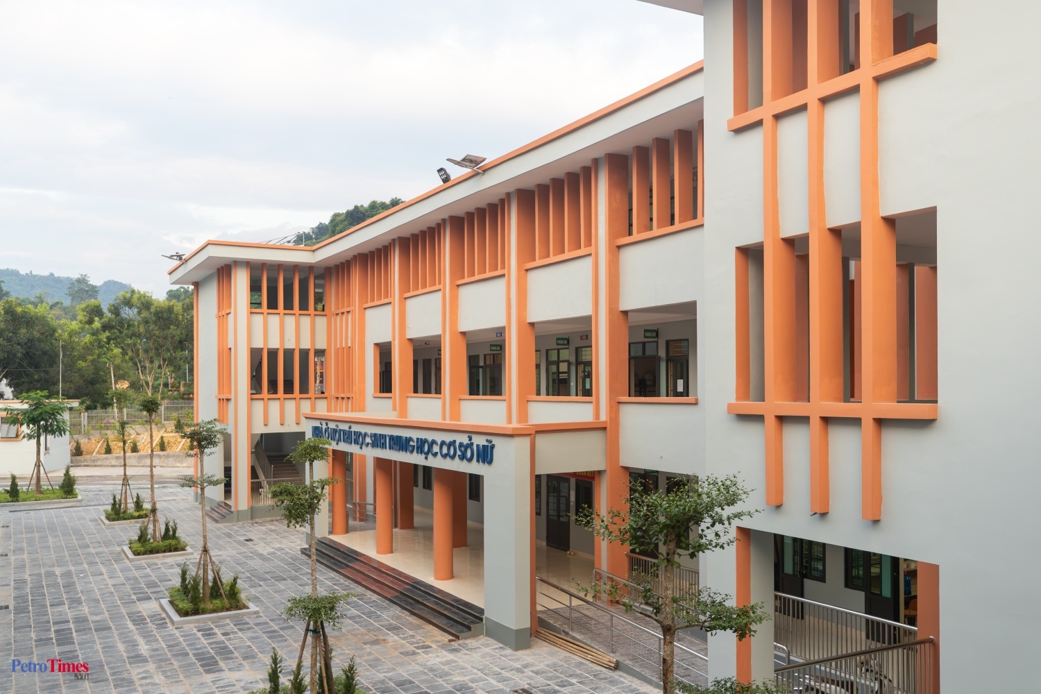 Tiếng trống khai trường năm học 2026-2027 đã vang lên từ biên cương Phong Thổ đến những miền quê Hà Tĩnh, Nghệ An, Quảng Ngãi, Hưng Yên, Tuyên Quang...