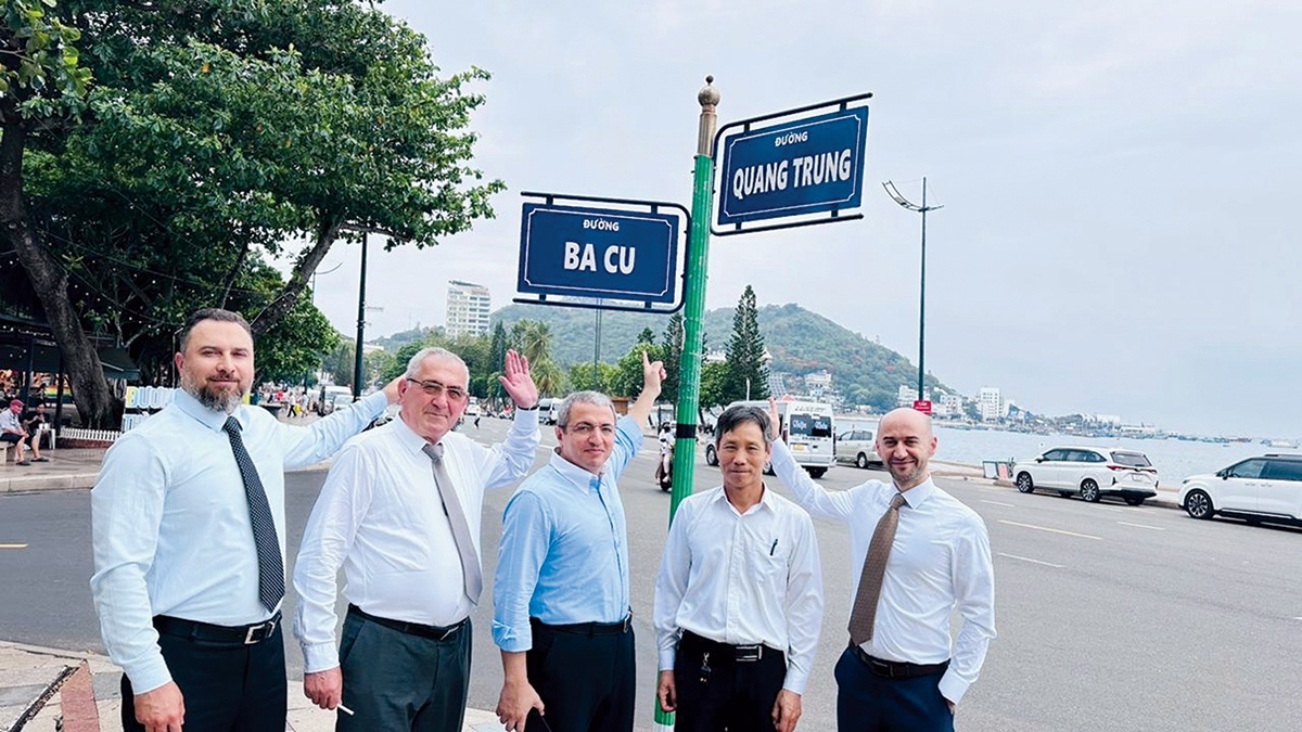 Đại sứ Shovgi (thứ ba từ trái sang) tại đường Ba Cu