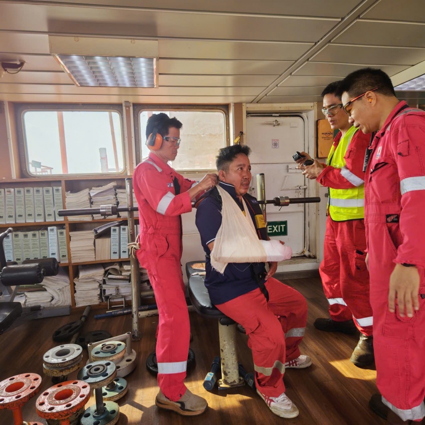 Các bác sĩ tại mỏ Đại Hùng sơ cấp cứu cho ông Bùi Văn Phương.