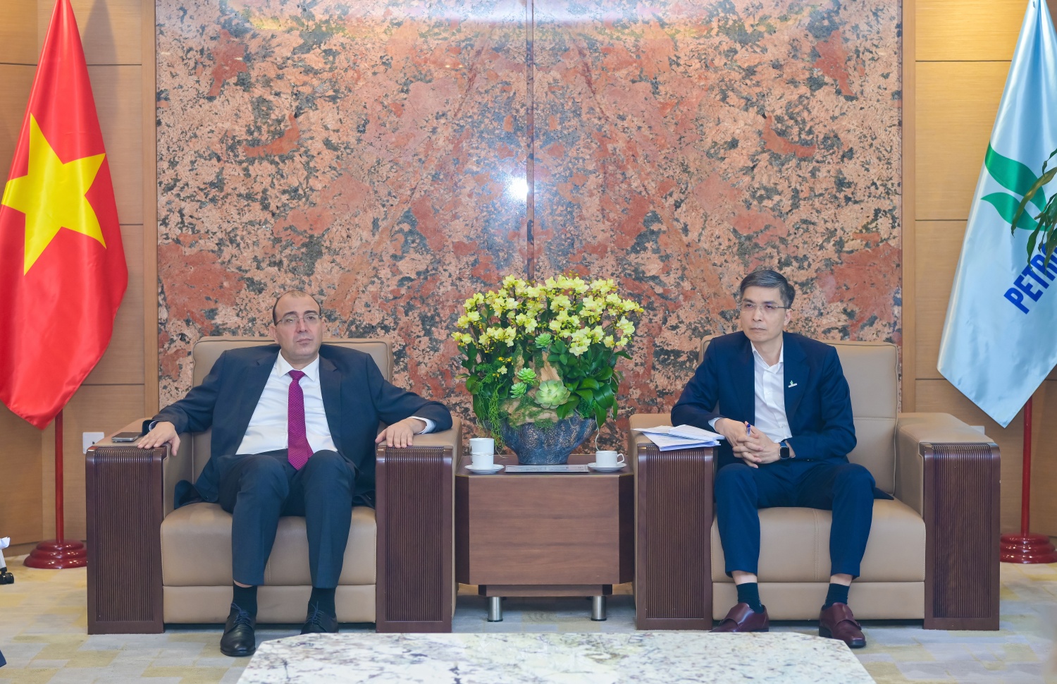Phó Tổng Giám đốc PETROVIETNAM Vũ Đào Minh và Ngài Alsudik S S Ali tại buổi làm việc