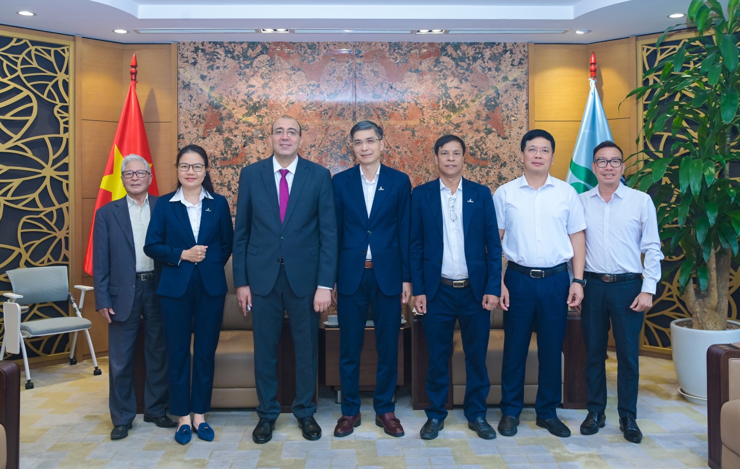 Các đại biểu tham dự buổi làm việc.