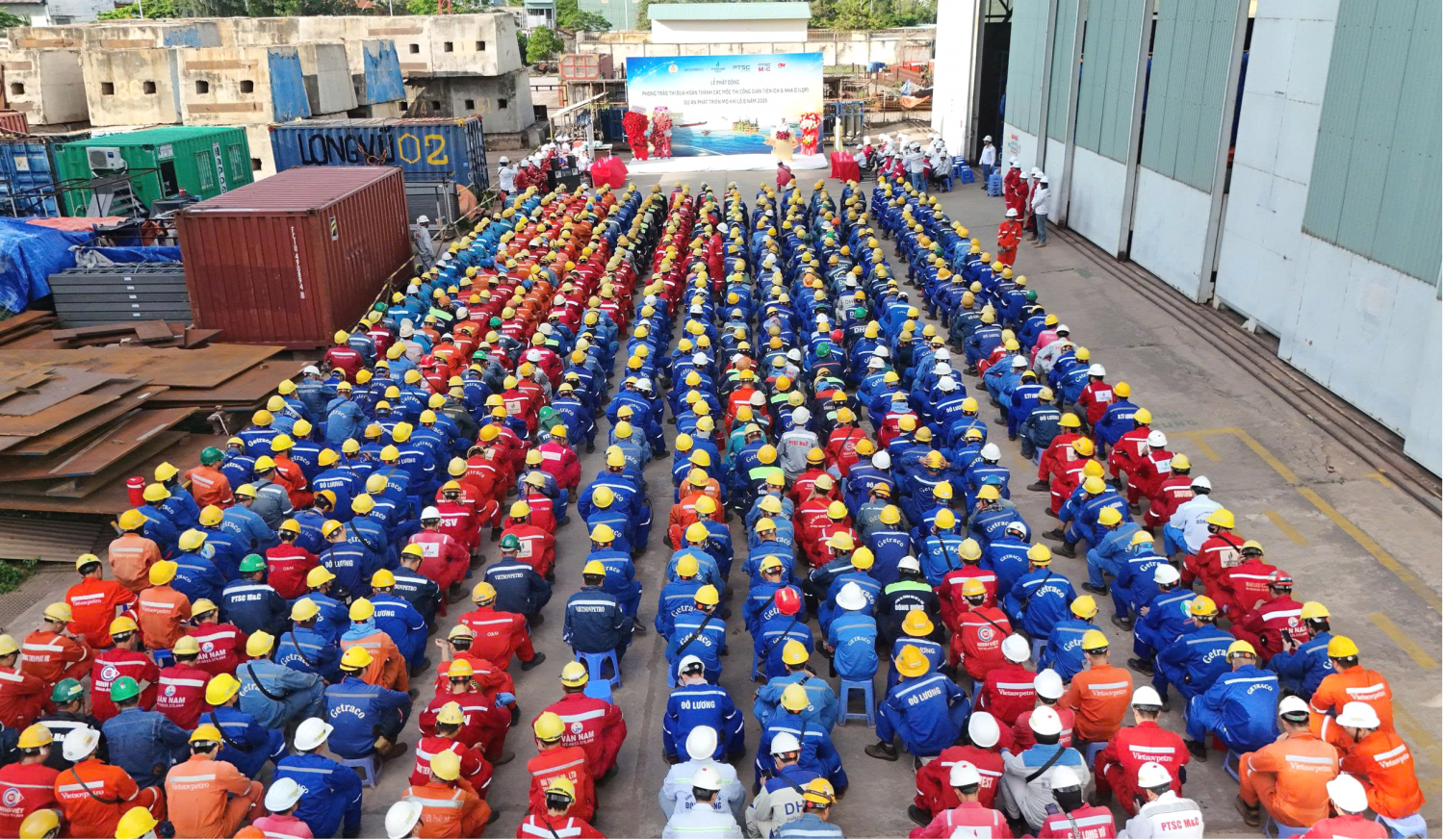 Quang cảnh chung tại Lễ phát động phong trào thi đua hoàn thành các mốc thi công Giàn tiện ích và nhà ở (LQP) thuộc Dự án phát triển mỏ khí Lô B.