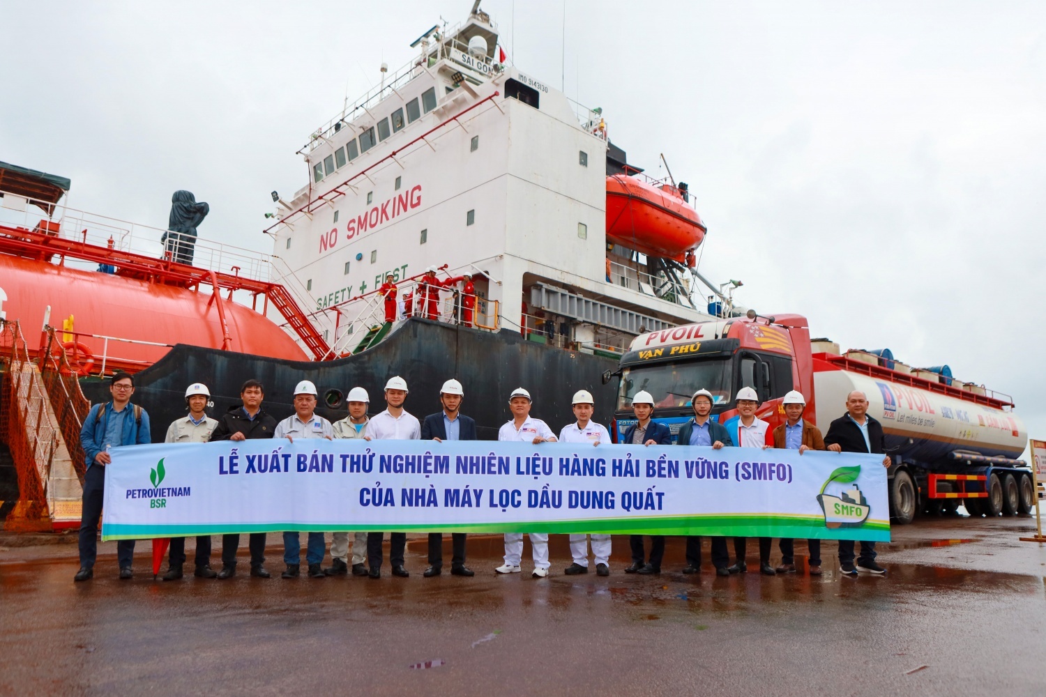 Nhiên liệu hàng hải bền vững do Nhà máy Lọc dầu Dung Quất (thuộc PETROVIETNAM) sản xuất được xuất bán tại cảng Trường Hải - Chu Lai.