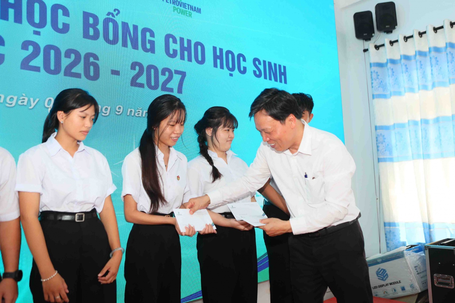 Ông Nguyễn Minh Trí, Bí thư Đảng ủy đặc khu Lý Sơn, trao tặng học bổng hỗ trợ học sinh vượt khó trong học tập.