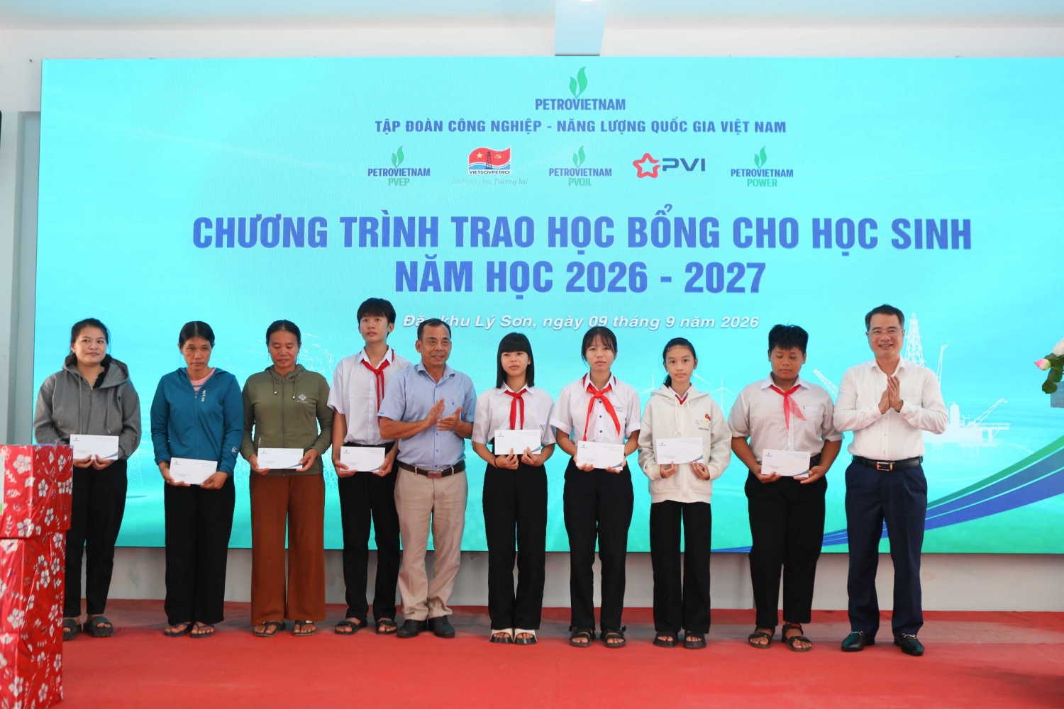 Bên cạnh các phần học bổng, Công đoàn PETROVIETNAM và các đơn vị thành viên cũng hỗ trợ 2.400 cuốn vở cho các học sinh khối THCS và khối THPT.