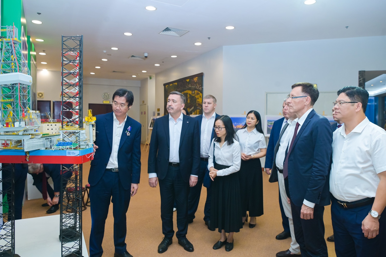 Ông Nguyễn Mạnh Kha, Ủy viên Ban Chấp hành Tổng Liên đoàn Lao động Việt Nam, Chủ tịch Công đoàn PETROVIETNAM, giới thiệu với đoàn công tác Liên hiệp Công đoàn Độc lập Nga về những công trình và thành tựu của PETROVIETNAM