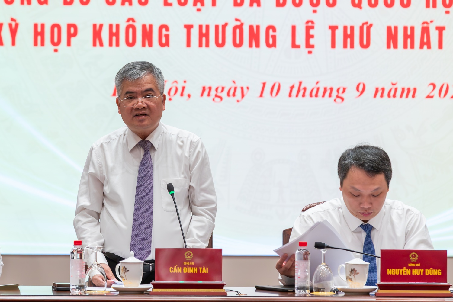 Phó Chủ nhiệm Văn phòng Chủ tịch nước Cấn Đình Tài đã công bố Lệnh của Chủ tịch nước đối với các luật được Quốc hội thông qua.