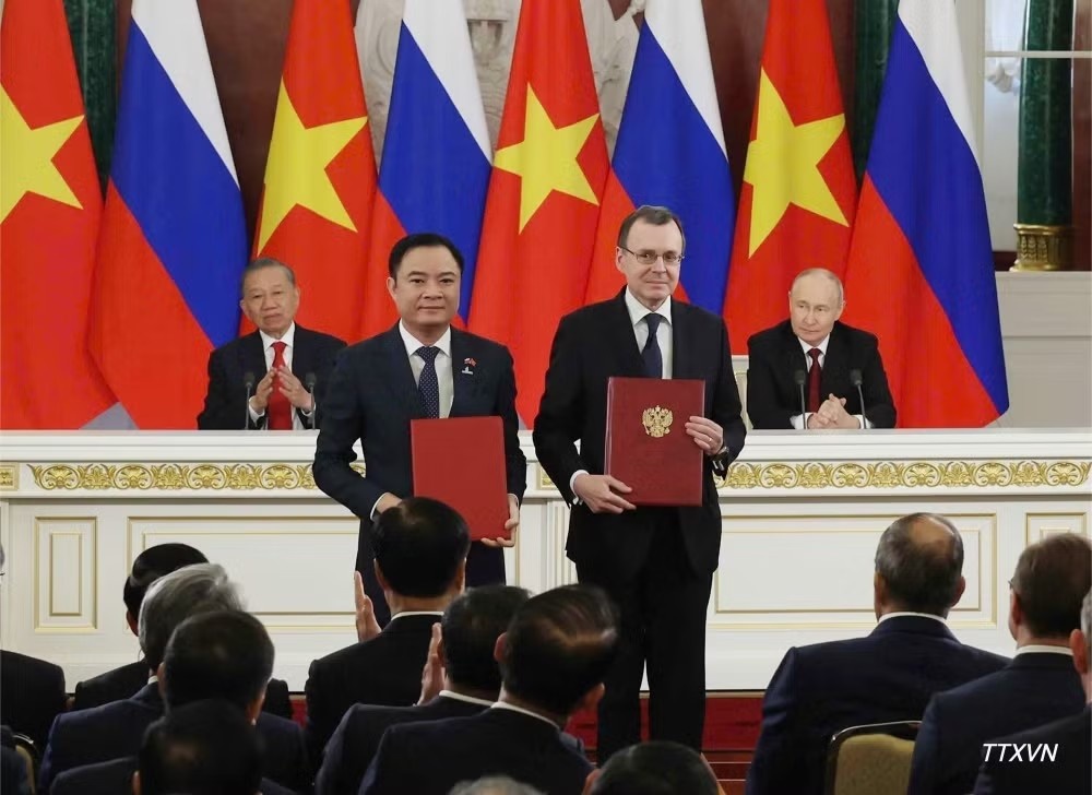 Chairman of the Board of Directors Le Ngoc Son and leaders of RosatomAT exchange the Project Development Agreement on establishing the Additive Manufacturing Technology Center and transferring 3D printing ink manufacturing technology, witnessed by General Secretary and State President To Lam and Russian President Vladimir Putin – Photo: VNA