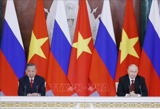 General Secretary and State President To Lam and Russian President Vladimir Putin hold a joint press conference – Photo: VNA