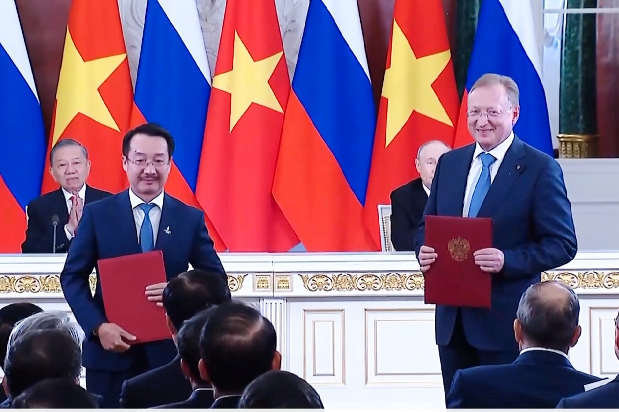 PVEP President & CEO Nguyen Thien Bao and leaders of Zarubezhneft exchange the Investment Cooperation Agreement between PetroVietnam Exploration Production Corporation (PVEP) and Zarubezhneft