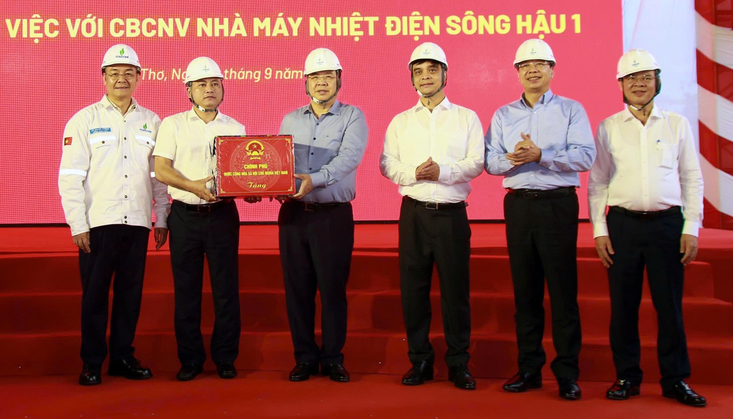 Phó Thủ tướng Thường trực Chính phủ Phạm Gia Túc tặng quà người lao động làm việc tại NMNĐ Sông Hậu 1