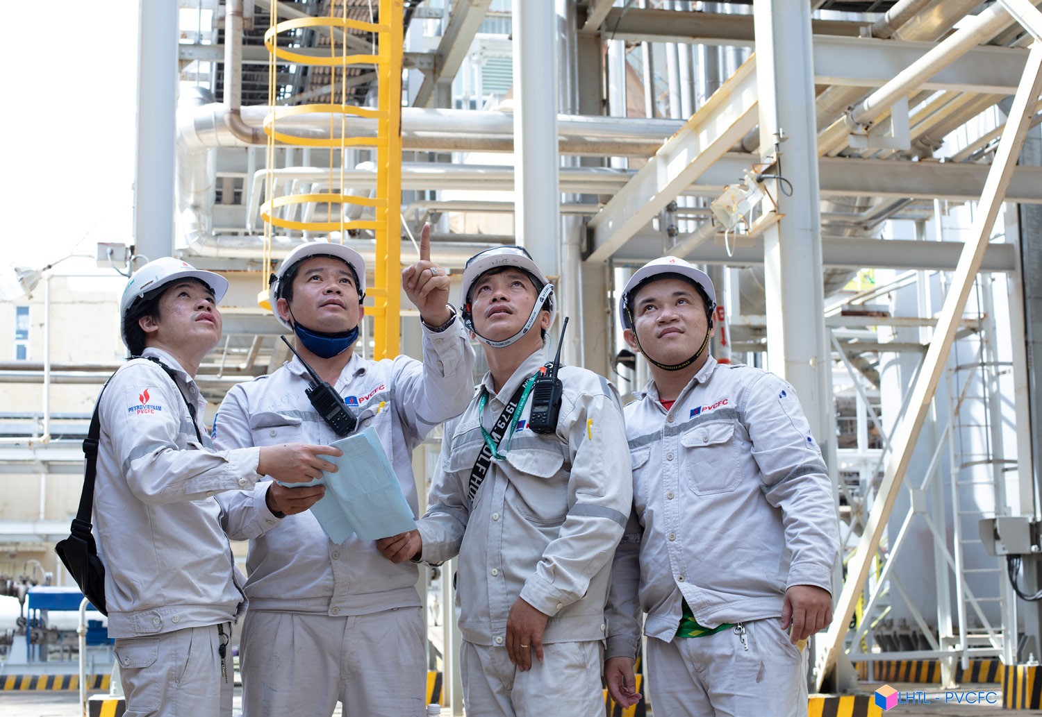 Đội ngũ kỹ sư, chuyên viên PVCFC chủ động rà soát chi tiết từng hạng mục kỹ thuật, bảo đảm an toàn tuyệt đối cho hơn 3.200 hạng mục bảo dưỡng.