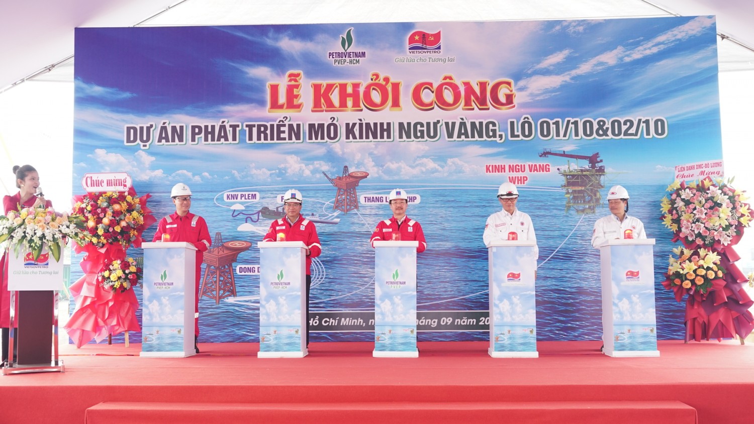 Lãnh đạo PVEP, PVEP-HCM và Vietsovpetro thực hiện nghi thức Khởi công Dự án phát triển mỏ Kình Ngư Vàng, Lô 01/10&02/10.