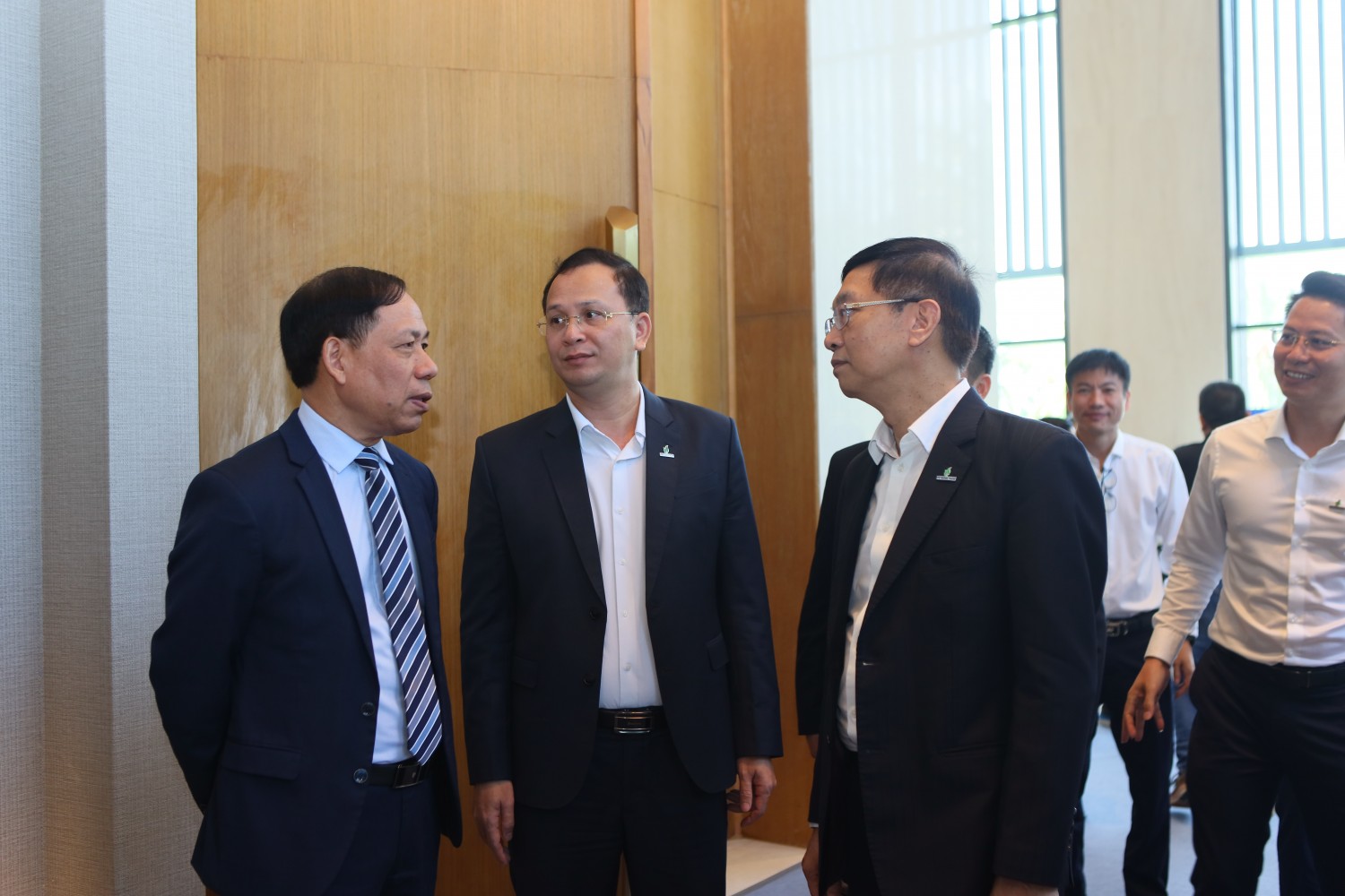 Đồng chí Trần Quang Dũng - Phó Bí thư Thường trực Đảng ủy Tập đoàn và các đại biểu trao đổi bên lề hội nghị.