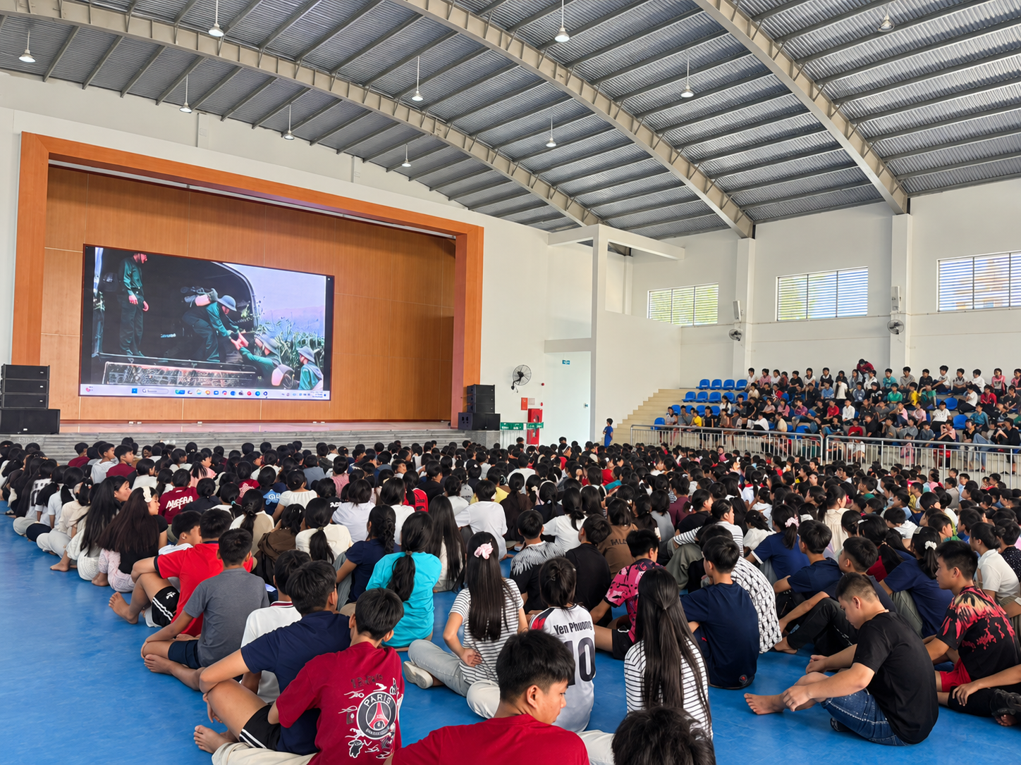 Các em học sinh xem bộ phim 