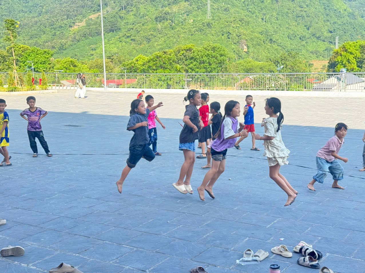 Những nụ cười trong trẻo giữa sân trường là hình ảnh rõ nét nhất về sự đổi thay đang diễn ra. Từ mái nhà chung này, học sinh vùng biên Phong Thổ có thêm điều kiện để học tập, trưởng thành và viết tiếp những ước mơ.