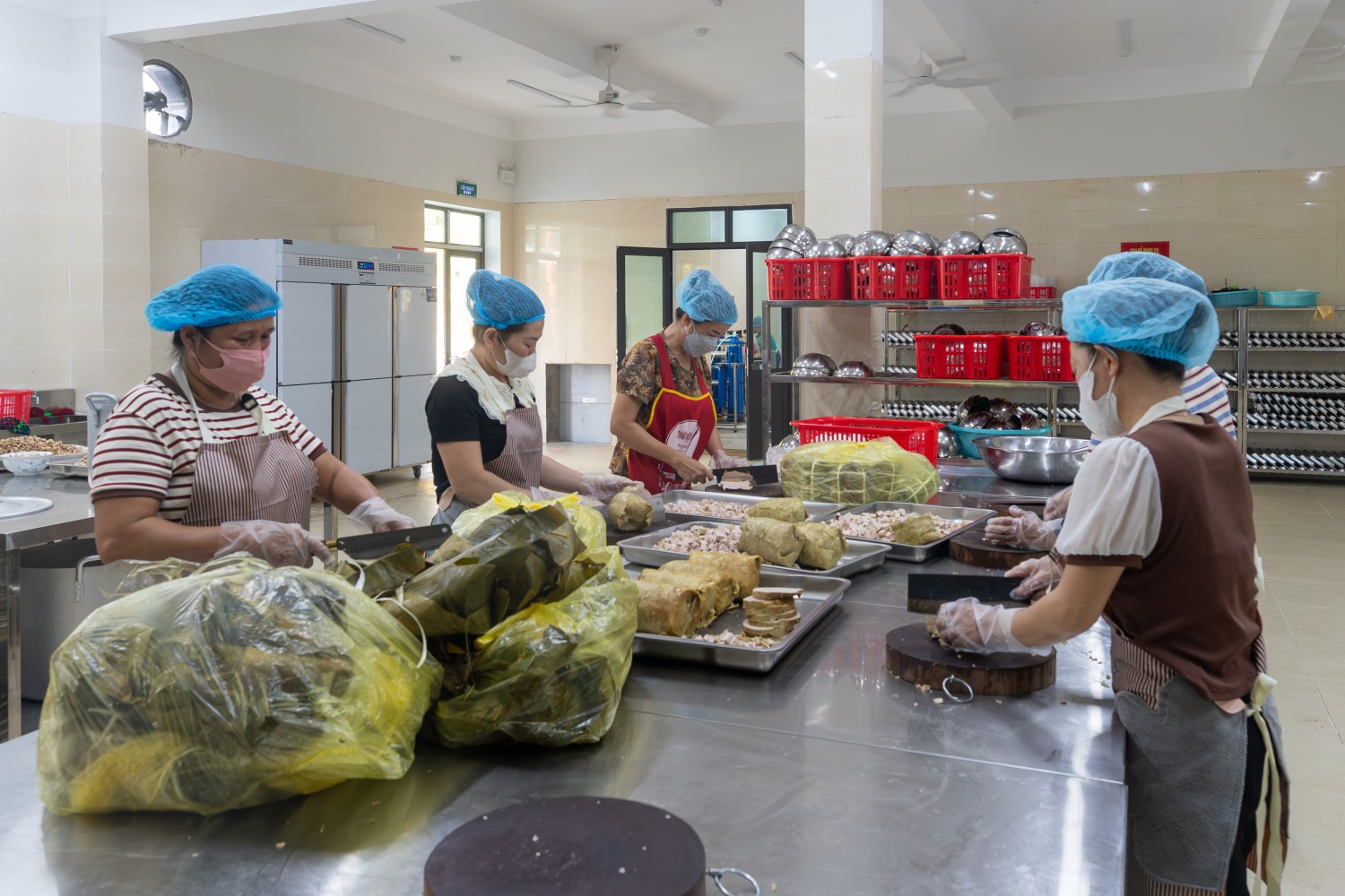 Những suất cơm nóng hổi được chuẩn bị tại khu bếp nội trú, bảo đảm dinh dưỡng, vệ sinh và phù hợp với lứa tuổi học sinh.