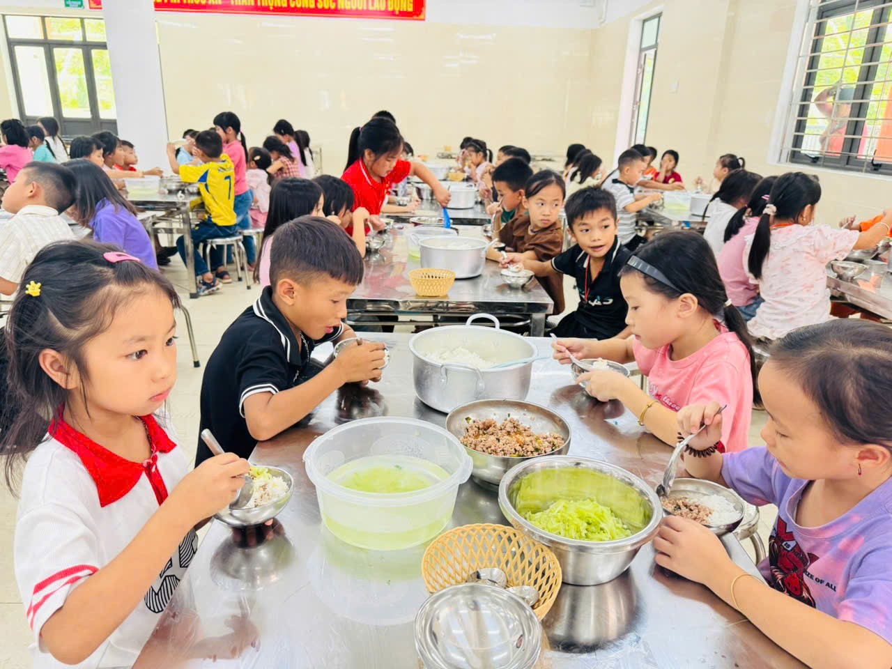 Bữa cơm tập thể không chỉ tiếp thêm năng lượng cho các em sau mỗi buổi học mà còn mang đến cảm giác gần gũi, ấm áp như trong một gia đình lớn.