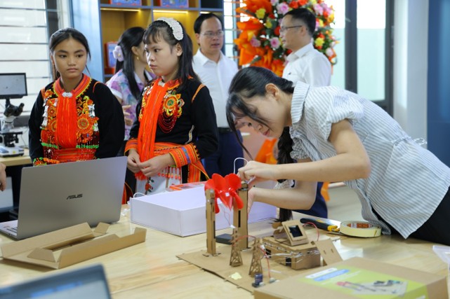 Các em học sinh say mê trải nghiệm phòng STEM