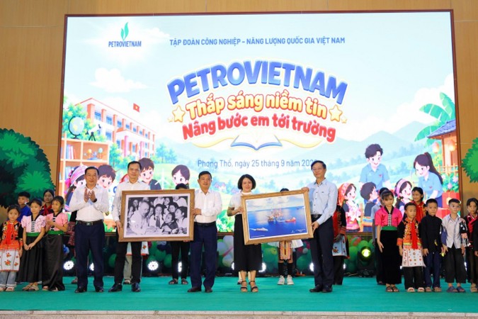 Đại diễn lãnh đạo PETROVIETNAM và tỉnh Lai Châu  đã trao tặng nhà trường những phần quà ý nghĩa