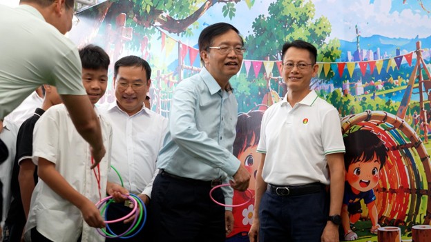 Đồng chí Trần Quang Dũng - Phó Bí thư Thường trực Đảng ủy PETROVIETNAM tham gia trải nghiệm các hoạt động tại gian hàng trò chơi