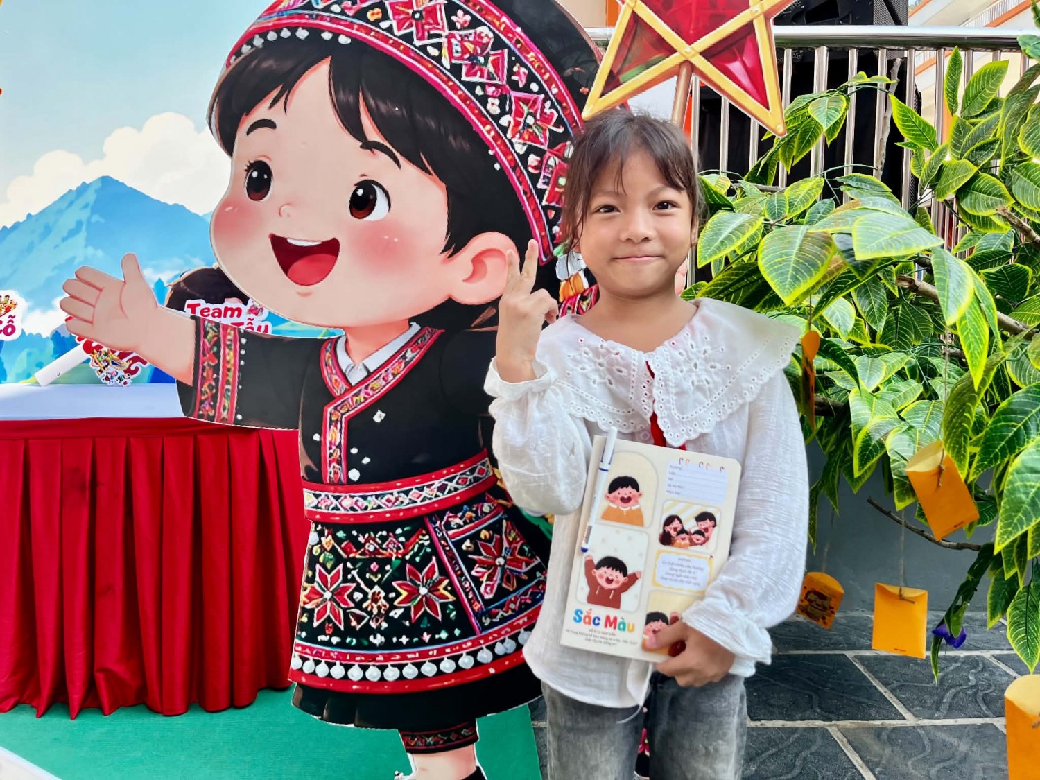 Cô học trò nhỏ Lý San Nhàn (lớp 5A1) háo hức với phần thưởng em nhận được sau màn giải câu đố.