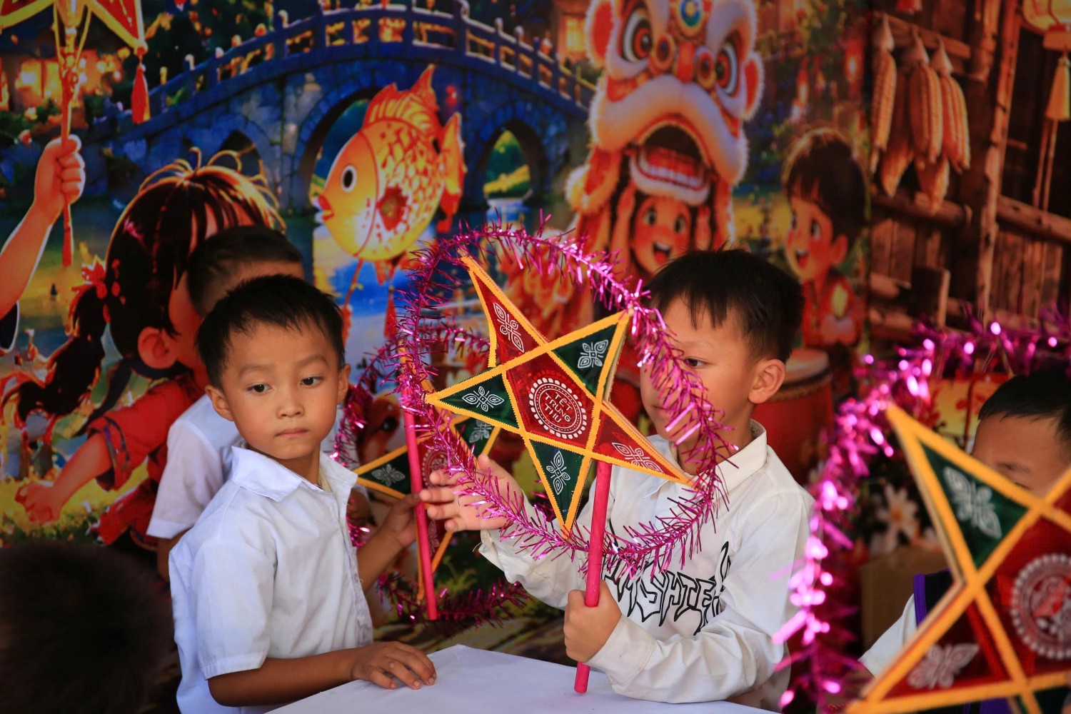 Các em học sinh hào hứng với trò lắp đèn ông sao.