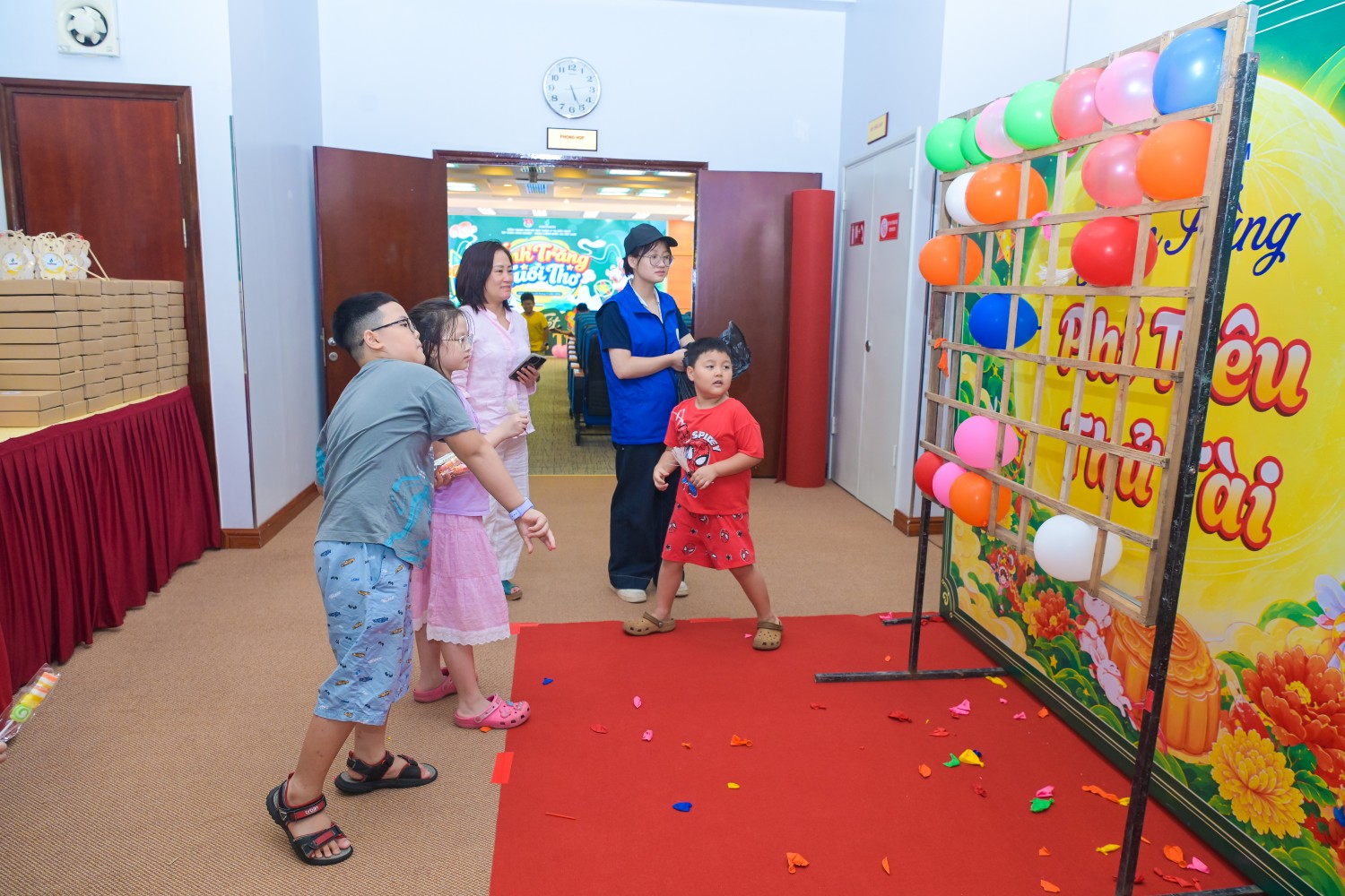 Các em nhỏ tham gia hoạt động ném phi tiêu thử tài.
